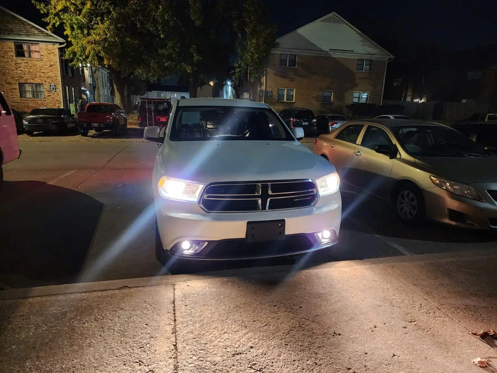 Vehículo esperando en una calle iluminada por la noche.